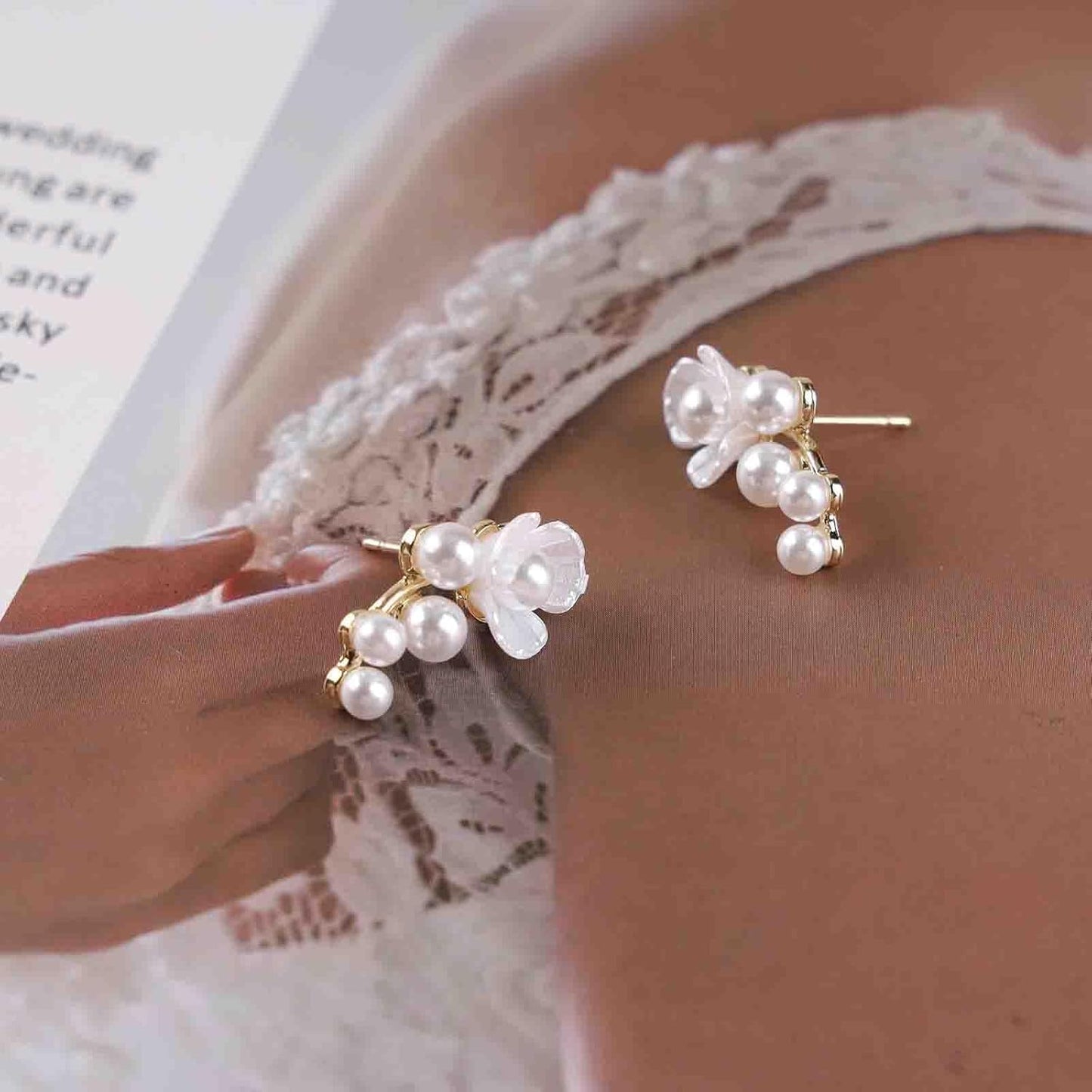 Vintage Pearl Flower Earrings Gold Pearl Dangle Earrings White Flower Stud Earrings Pearl Wedding Drop Earrings Jewelry for Women